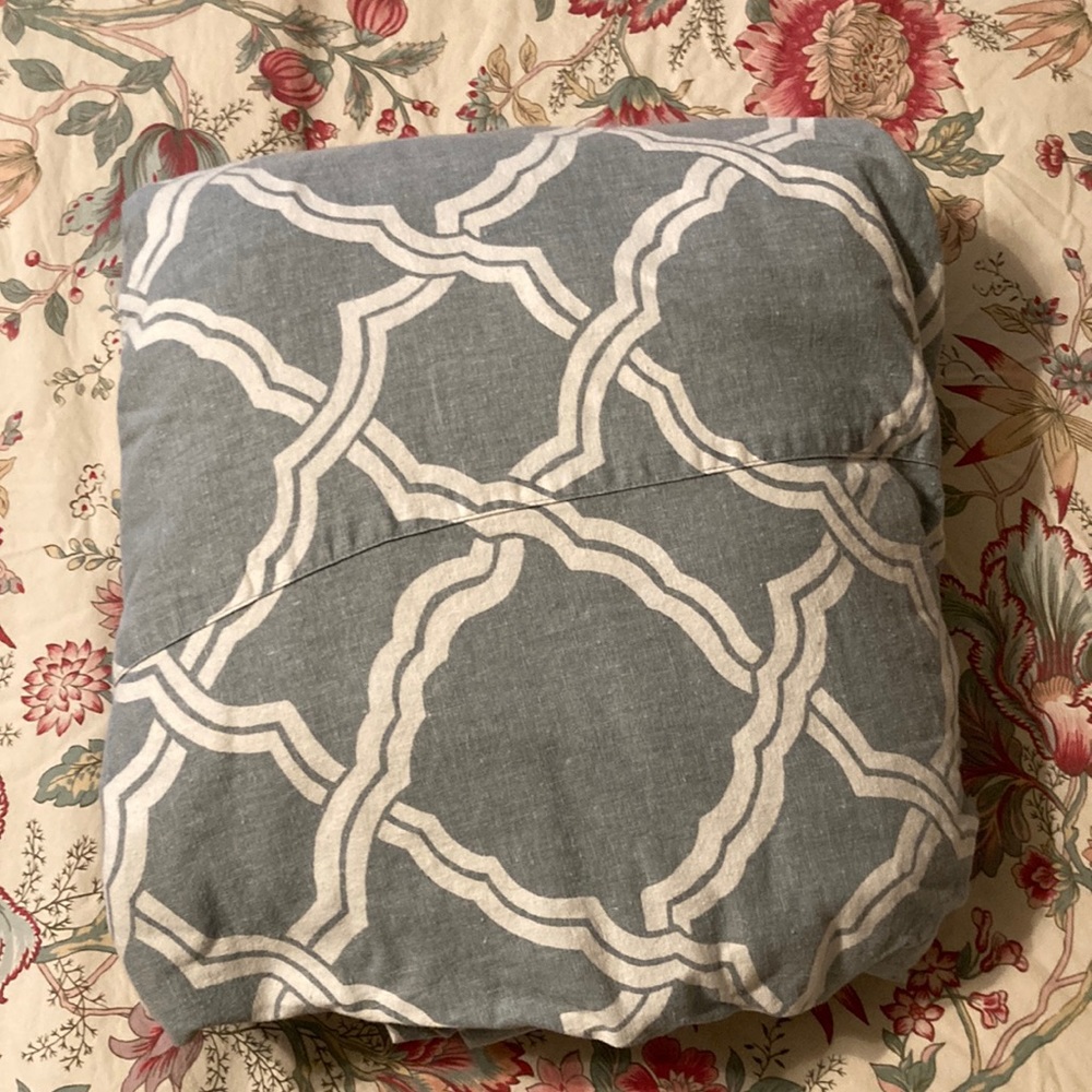 Pottery Barn Kendra duvet blue king size